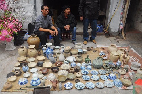 Year-end antique market in Hanoi's Old Quarter - ảnh 2